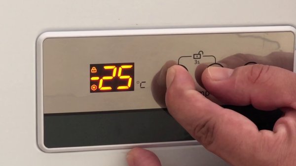 Congelador con control digital bloqueado