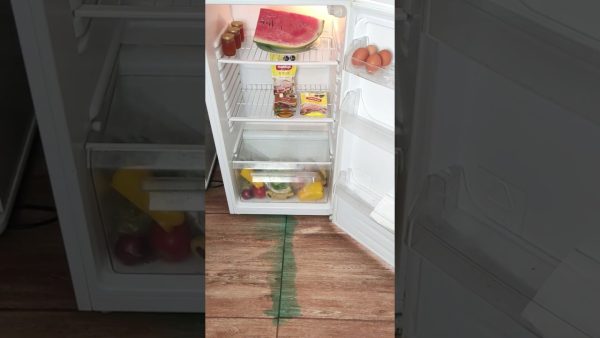 Nevera que forma gotas en el techo interior